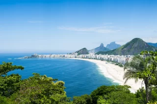 Copacabana con skyline della città di Rio de Janeiro