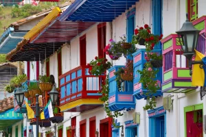 balconi colorati in stile coloniale nel Salento Colombia