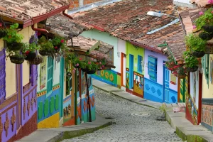 case colorate in Guatape Colombia