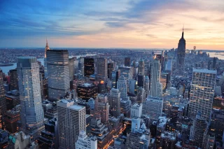 Skyline di New York con grattacieli urbani al tramonto.