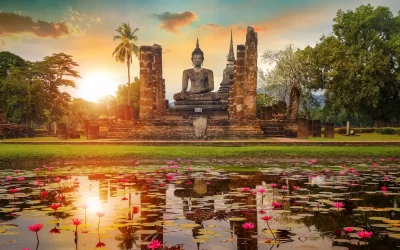 Tempio di Wat Mahathat nel distretto del Parco Storico di Sukhothai, patrimonio mondiale dell'UNESCO in Thailandia